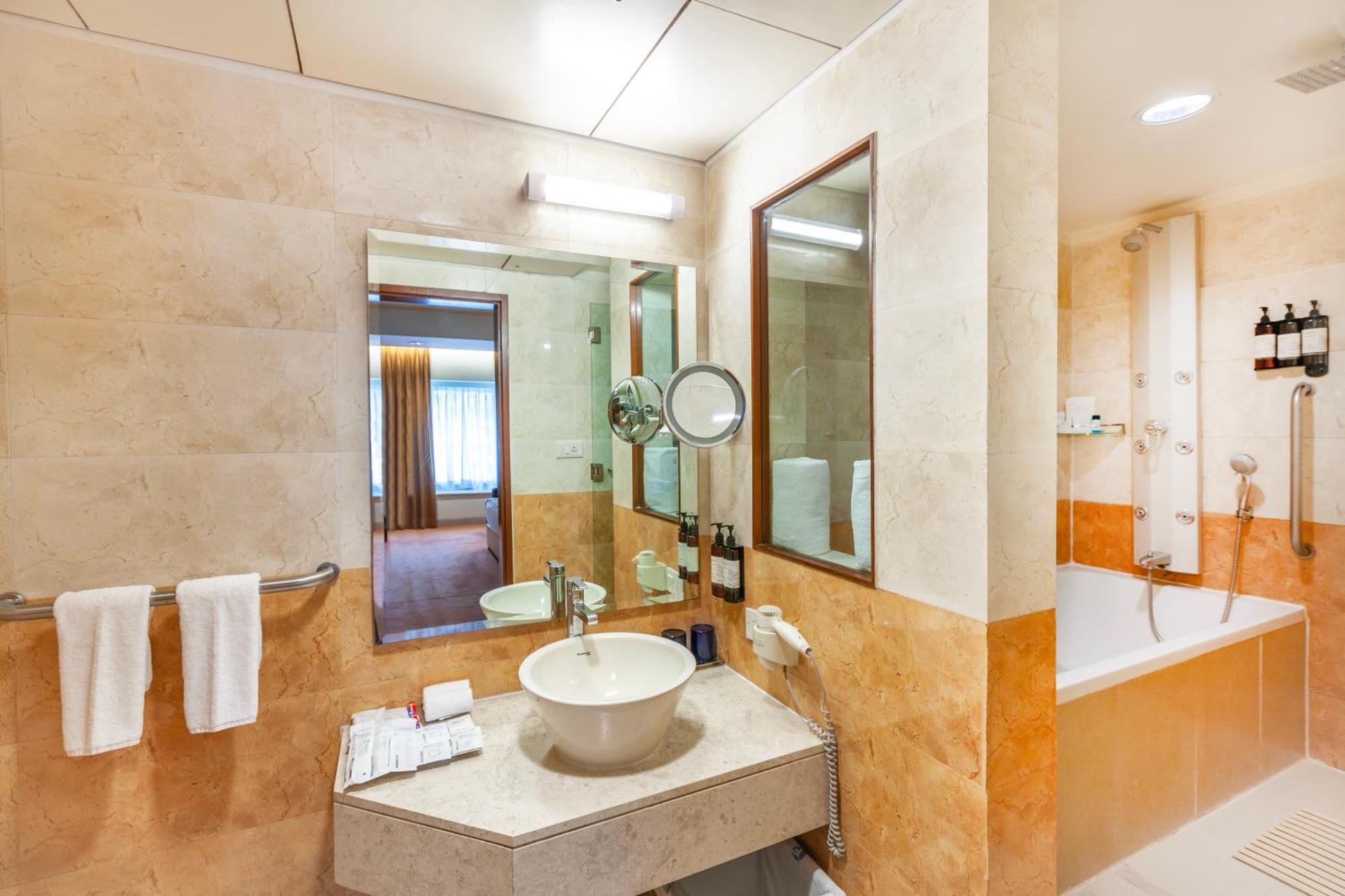 ฟอร์จูนพาร์คเลคซิตี้ Hotel ธาเน ภายนอก รูปภาพ