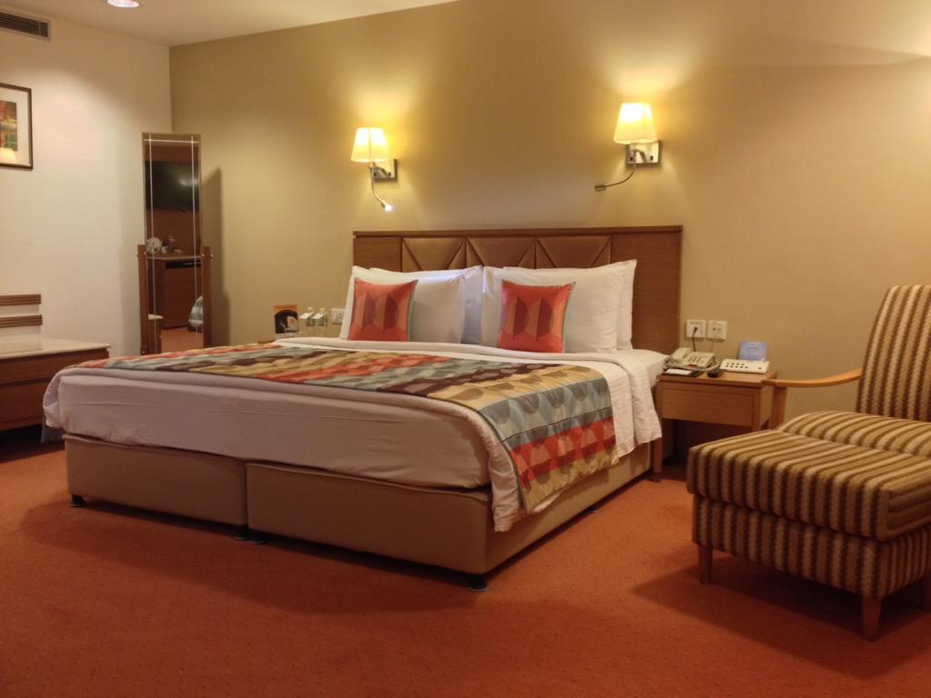 ฟอร์จูนพาร์คเลคซิตี้ Hotel ธาเน ภายนอก รูปภาพ