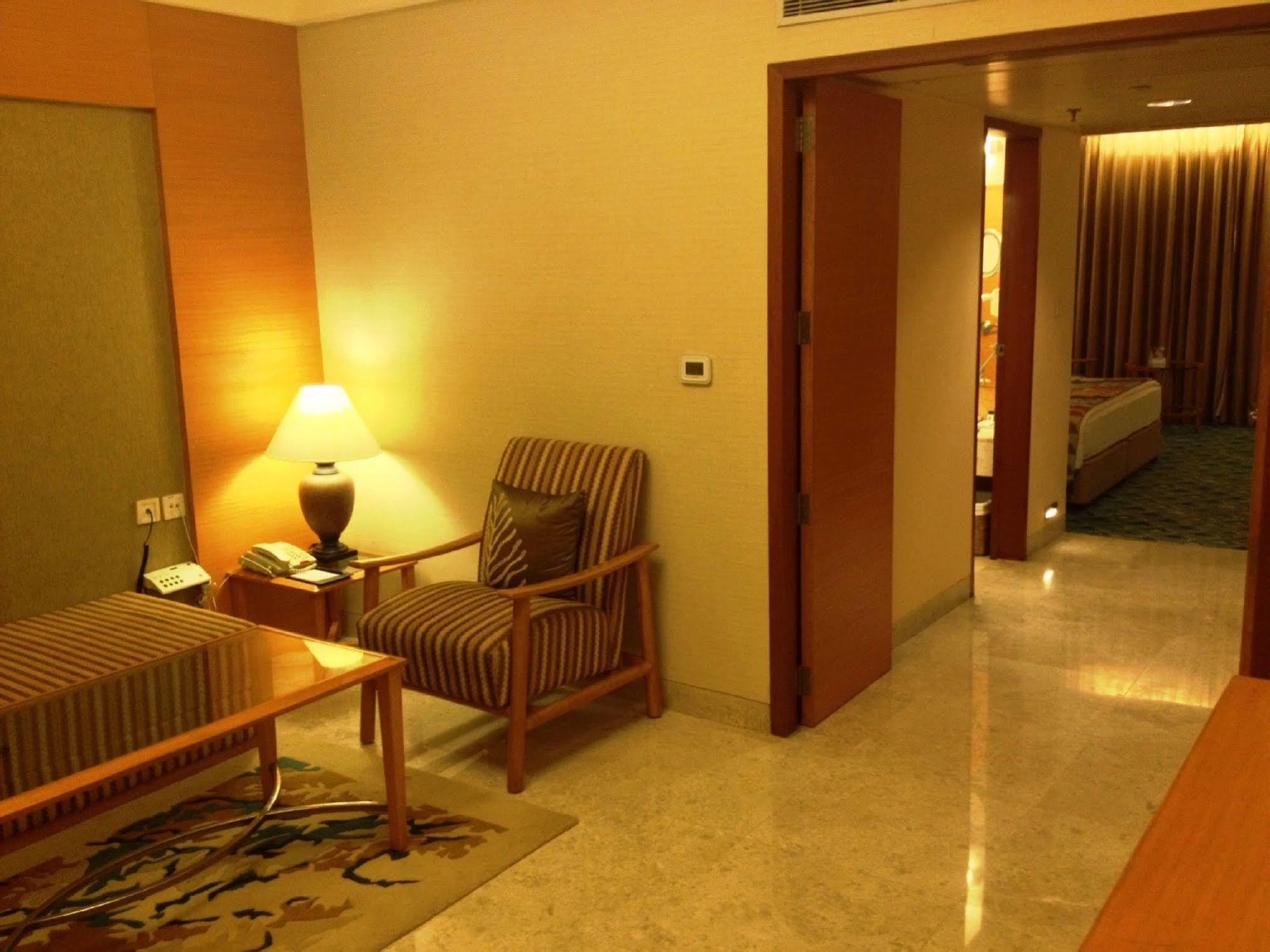 ฟอร์จูนพาร์คเลคซิตี้ Hotel ธาเน ภายนอก รูปภาพ